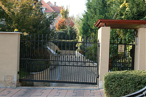 Kovácsoltvas kapuk -